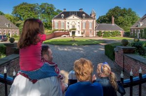 Gezin bij Huis te Diepenheim
